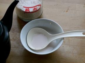 将藕粉放入碗中，用少量的冷水化开。