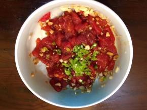 将牛肉洗净后切成小块，将青椒洗净切末，生姜蒜切末，准备一个碗，将牛肉放入加入一勺盐，一勺料酒一勺生抽，一勺老抽，放入生姜蒜末，加入青椒碎搅拌均匀腌制半小时