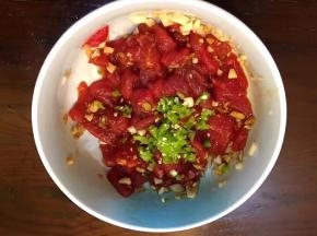 将牛肉洗净后切成小块，将青椒洗净切末，生姜蒜切末，准备一个碗，将牛肉放入加入一勺盐，一勺料酒一勺生抽，一勺老抽，放入生姜蒜末，加入青椒碎搅拌均匀腌制半小时