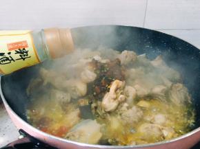 加入一勺料酒入锅中