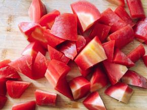 将胡萝卜洗净切小块