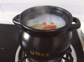 将苟记洗净放入煲中