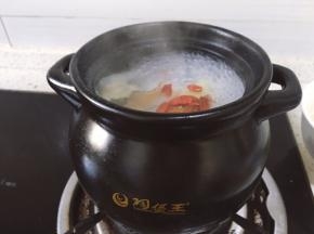 将苟记洗净放入煲中