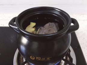 将生姜切片洗净放入煲中