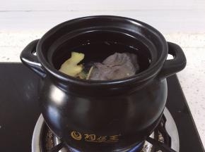 将生姜切片洗净放入煲中