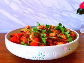 翻炒至锅萝卜熟透关火装盘撒上洗净的香菜即可