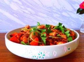 翻炒至锅萝卜熟透关火装盘撒上洗净的香菜即可