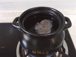 准备一个锅，锅里放水，将大骨头放入，去浮油捞出准备一个煲这里用的陶煲王的煲，将大骨头放入加适量清水