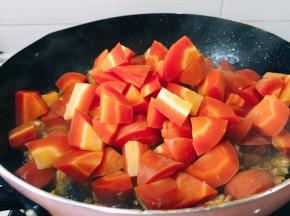 翻炒至九分熟时加入一勺盐，加入少许水，盖上锅盖焖5分钟加入胡萝卜块翻炒