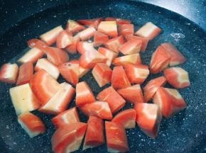 锅里放水，加入切好的胡萝卜