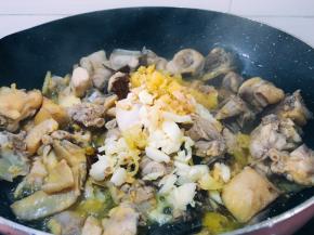 大火爆炒至变色将大蒜拍开，生姜切碎，剁椒切碎放入锅中