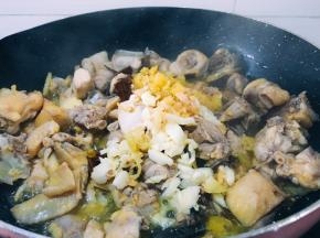 大火爆炒至变色将大蒜拍开，生姜切碎，剁椒切碎放入锅中