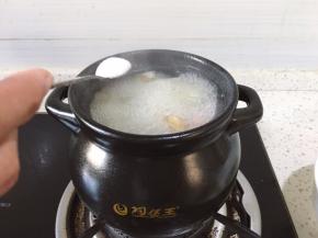 煮开后加入一勺盐调味
