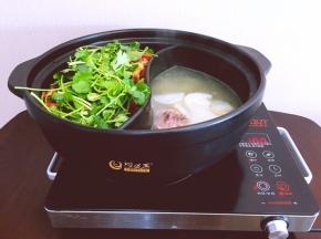 准备一个容器，这里用的鸳鸯锅。一边放干锅鸡一边放萝卜汤