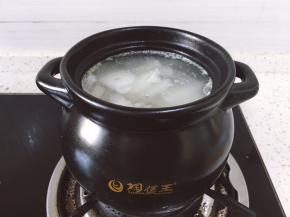 小火慢煮，熬一个小时左右将萝卜片放入煲中