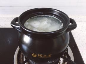 小火慢煮，熬一个小时左右将萝卜片放入煲中