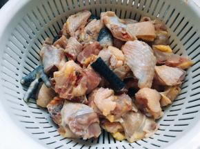 将鸡洗净剁成小块多过几到水