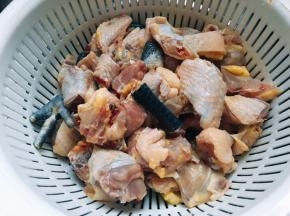 将鸡洗净剁成小块多过几到水