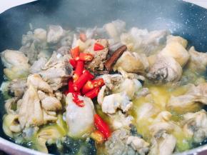 将红尖椒洗净后切段，桂皮弄小块洗净加入