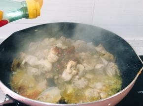 加入一勺香醋入锅中