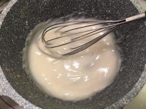 将汤种的水和粉放入奶锅内，小火煮至面温65度后关火。期间一边煮一边搅拌，放凉