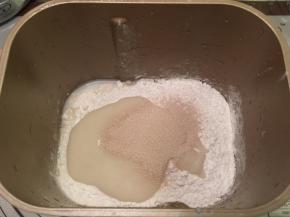 将除黄油以为的所有主面团材料放入面包机桶内