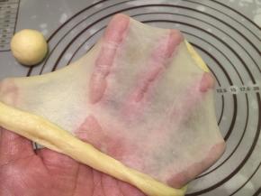 揉成光滑能拉出有弹性的薄膜后放入黄油，揉至扩展阶段