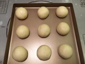 面团取出轻压排气，平均分成9份搓圆