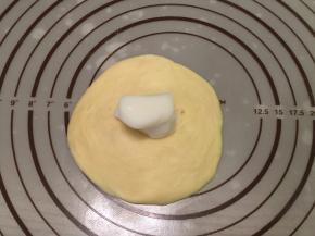 取一小份面团，压成圆形，放上加利软心