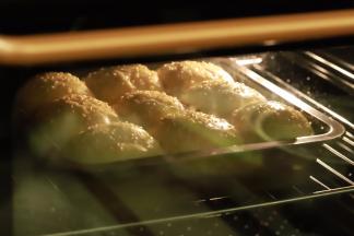 烤箱预热180度，上下火中层，时间为20分钟