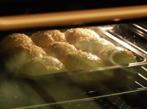 烤箱预热180度，上下火中层，时间为20分钟