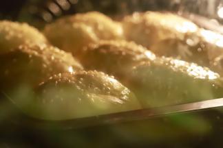 注意观察面包胚，上色了盖上锡纸