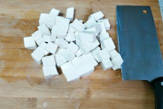 豆腐洗净切成小块