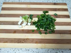 葱切碎，葱花、葱段分开