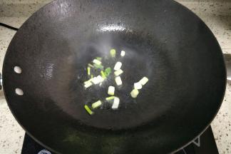 热锅倒油，下入葱花爆香