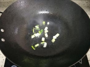 热锅倒油，下入葱花爆香