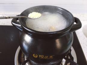 加入一勺鸡精放煲中