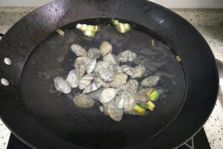 加入适量水，下入花蛤