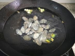 加入适量水，下入花蛤