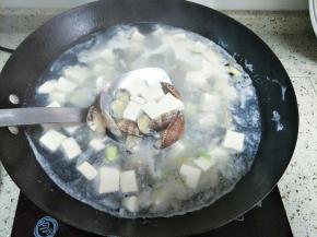 汤开后，花蛤差不多也开了，再稍煮一会儿