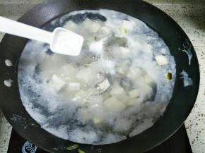 加入盐、味精调味