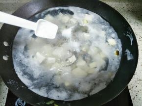 加入盐、味精调味
