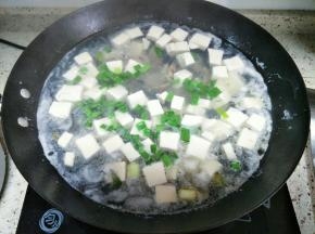 撒入葱花关火出锅