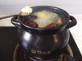 加入一勺鸡精入煲中