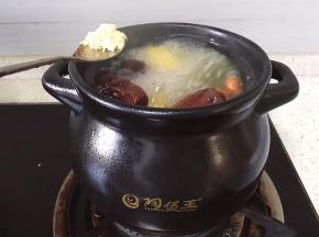 加入一勺鸡精入煲中