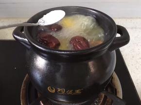 红枣变色后加入一勺盐