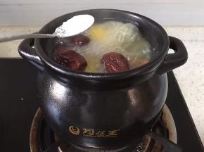 红枣变色后加入一勺盐