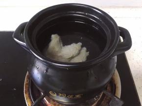 将瘦肉切大块，准备一个锅，瘦肉放入过到血水浮末，捞出，准备一个煲汤煲，将瘦肉放入煲中，加入适量水