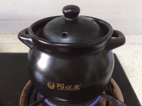 盖上盖子小火焖煮一个小时
