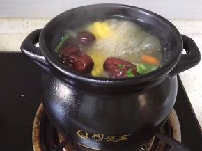 将青葱洗净后切段放入煲中